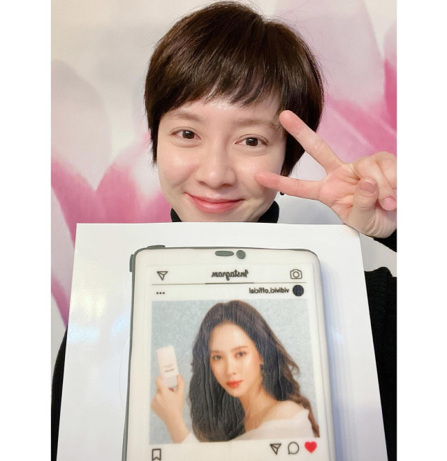 Actor Song Ji-hyo boasted a beauty that digested any hair.Song Ji-hyo said on his SNS on the 27th, Thank you for always cheering me up. I will always cheer you from afar. I love you!And posted several photos.In the public photos, Song Ji-hyos gift from the beauty brand, which was active as a model, was included.The brand made Song Ji-hyos model cut into a cake and presented it to Song Ji-hyo; unlike the long hair in the cake, it is now Short Cuts.Song Ji-hyos beauty is outstanding, which is a completely different atmosphere but digests any head.On the other hand, Song Ji-hyo has recently transformed into Short Cuts and has produced many topics.Song Ji-hyo revealed why he cut his head with Short Cuts through SBS entertainment program Running Man broadcast on the 26th.Its a flower blooming in the summer, its so pretty, theres a lot of knives next to it, so Ive been self-defeating and self-esteem has been lowered, said the introvert, who watched Song Ji-hyos New Year fortune.In 2020, 2021, the tree was almost broken and unlucky; I want to change everything, Song Ji-hyo said, revealing why he cut his hair so he cut his hair.The mechanic cheered, saying, I am lucky and come in from this year.
