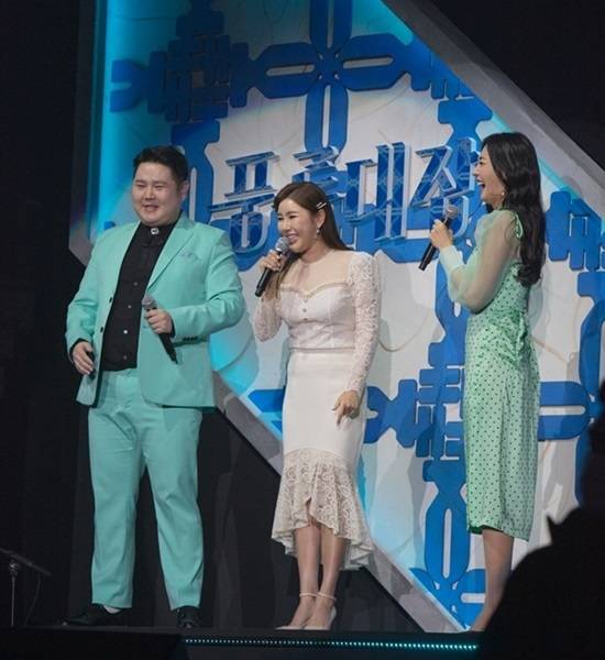 서울 콘서트 첫날인 지난 24일 공연에는 JTBC '풍류대장-힘합 소리꾼들의 전쟁' 방영 당시 심사위원을 맡았던 가수 송가인(아래사진 가운데)이 스페설 게스트로 출연해 '한 많은 대동강', '엄마 아리랑' 등을 열창해 큰 박수를 받았다. /어트랙트 M 제공