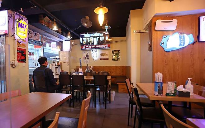 정부의 코로나 사태 대응책 중 자영업자들의 영업시간 제한은 논란의 여지가 있으나 자영업자들이 정부를 상대로 소송을 해 손해배상을 받기는 쉽지 않다고 전문가들은 말한다. 지난 12월 17일 썰렁한 모습의 서울 시내 한 음식점./연합뉴스