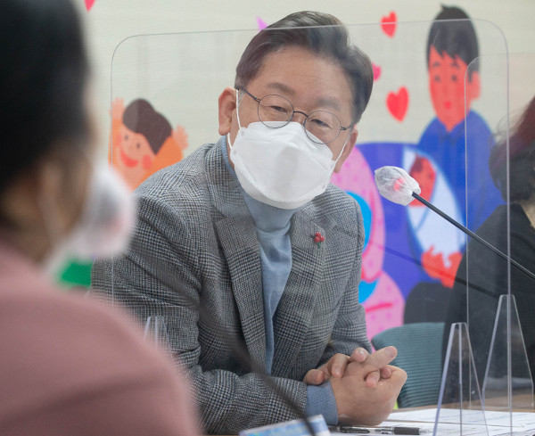 이재명 더불어민주당 대선 후보가 26일 오후 서울 여의도 민주당사에서 열린 ‘국민반상회’에서 참석자의 발언을 듣고 있다. 최종학 선임기자