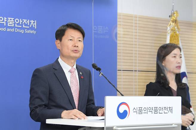 27일 오후 김강립 식품의약품안전처장이 충북 청주시 오송 청사에서 '팍스로비드' 긴급사용승인 관련 브리핑을 진행하고 있다. 식약처 제공