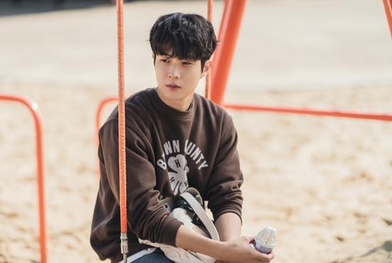 SBS Mondays drama, which airs on the 27th, captured the midday dating scene of Choi Woo-shik and En Jessie J (No Jeong-ui).The images of Kim Da-mi and Kim Ji-woong (Kim Sung-chul) watching from a distance are also revealed, raising questions.In the last broadcast, Choi Woong was confused all day with the strange traces and cloudy memories that the national training was going to the day before the live drawing show.Choi Woong, who realized that all the dreamy moments were real. This time he visited the house of Kook Yeon-su.The tears of the two people who confirmed the heartfelt sincerity toward each other were heartbreaking.In the meantime, Choi Woong is spending time with idol Ensie J after meeting with the national training.Two people sitting side by side on the playground swing and talking, and as soon as Choi Woong seems to have adapted to the straight line of EnJessie J, the atmosphere of comfort makes the change of relationship guess.The following photos show the shaking eyes of the Fade to Black National Training for their affectionate times.Choi Woong, who turned coldly to Kook Yeon-su in the previous trailer, was also revealed, adding to his sadness.Kim Ji-woongs faint and lonely gaze, which just looks at all of this situation as if it were on camera, predicts an extraordinary change in the divergent relationship between your young men and women.In the seventh episode, the surroundings are overturned due to Choi Woong and the training that suddenly disappeared without a word.And the documentary shooting, which was all-stop due to their absence, flows in a different direction regardless of Kim Ji-woongs intention and meets a new phase.The production team said, Choi Woong, the reunion romance of Kook Yeon-su, was a turning point.We will see the two people moving away again as if they will reach the seventh episode that will be broadcast on the 27th, and the decisive event that will be the catalyst for these emotions will be unfolded, so please dont miss it and watch it.On the other hand, the 7th episode of We That Year will be broadcast at 10 pm on the 27th.Photo: Studio N and Super Moon Pictures