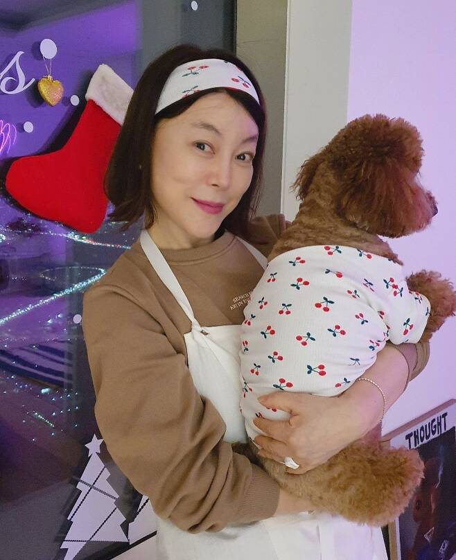 On the 27th, SBS Power FM Hwa-Jeong Chois Power Time Instagram said, Did you have a Christmas? Hwajeong sister spent Christmas with June.I cut her neck off and made her a headband. Where do you learn this sense?# The end of the year also posted a picture with the family, # Hwa-Jeong Choi # Jun # # companion dog # family. In the open photo, Hwa-Jeong Choi is staring at the camera with his dog Juni in his arms. Hwa-Jeong Choi is a headband cut off his dogs clothes.Hwa-Jeong Chois sensual skill and while beauty caught the attention of the viewers.Meanwhile, Hwa-Jeong Choi is in the process of Hwa-Jeong Chois Power Time.Photo: Hwa-Jeong Chois Power Time Instagram