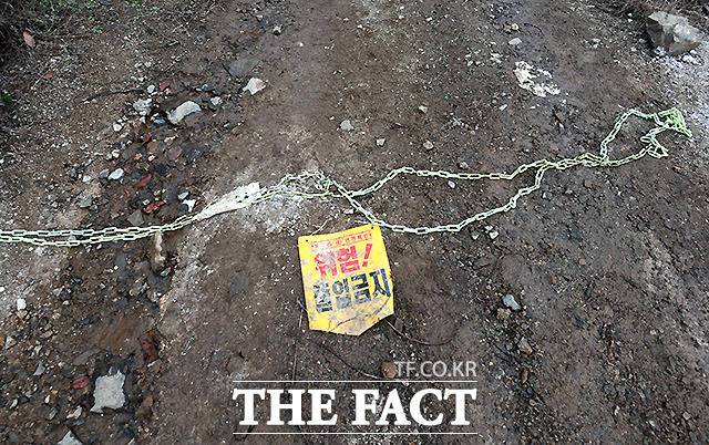 안전펜스 앞 땅바닥에 떨어진 체인과 출입금지 안내문. 한 눈에 봐도 관리가 소홀해 보였다.