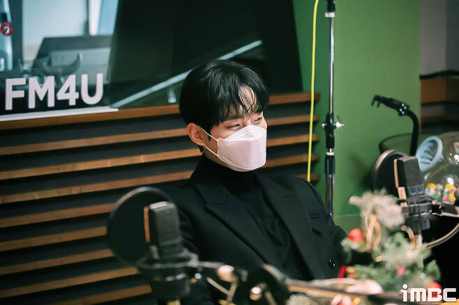 Lee Joon-ho showed off his Red End of Clothes Retail Sanduk Couple Kemi by telling Lee Se-young about the Way to work episode.Actor Lee Joon-ho and Lee Se-young attended MBC FM4U Noons Hope Song Kim Shin-Young in Sangam New Building in Seoul on the afternoon of the 26th as a special DJ and practiced the audience rating pledge.In particular, Lee Joon-ho shook his head to Lee Se-young, saying, Way to work has tears in his eyes.Lee Se-young responded to Lee Joon-hos Way to work episode, which was embarrassed, and it was a moment when Kemi of Sanduk Couple stood out.The Noon Hope Song Kim Shin-Young is broadcast every day from 12:00 p.m. to 2:00 p.m. on MBC FM4U (91.9 MHz in the metropolitan area), and can be heard through PC and smartphone applications mini.iMBC