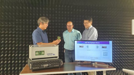삼성전자의 삼성리서치 아메리카(SRA) 실험실에서 삼성전자 연구원들이 6G 통신 시스템을 시연하고 있다. 〈사진 삼성전자〉