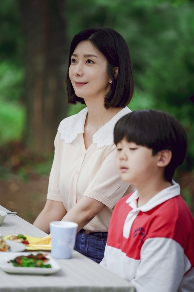 Son Ye-jin, Jeun Mi-do and Kim Ji Hyunn of Thirty, Nine finally meet with viewers in 2022.JTBCs new Wednesday-Thursday evening drama Thirty, Nine (playplayplay by Yoo Young-ah/director Kim Sang-ho/Produced JTBC Studio, Lotte Culture Works) is a reality human romance drama that deals with the deep story of three friends friendship, love and life, which is about forty.Son Ye-jin (played by Chamijo), Jeun Mi-do (played by Chung Chan-young) and Kim Ji Hyun (played by Jang Joo-hee) draw the story of three women who are united by thirty-nine-year-old friends and spend the most precious days in the world.The photos released on December 29 contain the images of three actors who transformed perfectly into their respective roles.The eyes of Son Ye-jin, the director of the dermatology department of Gangnam District, and the extraordinary visuals of Jeun Mi-do, who returned to the acting teacher of Actors, Chung Chan-young, and the lusciousness of Kim Ji Hyun, who will become department store cosmetic manager Jang Joo-hee, catch each other.Cha Mi-jo, Chung Chan-young, and Jang Joo-hee, who have these various charms, are lucky to have become the most precious friend in the world by forming a relationship with a chance in high school.They share all the happy moments of joy and the black history of humiliation, where their hands and feet are shrunk, and they shine each others youth. One day, when they are thirty-nine years old, they face unexpected trials and prepare for farewell