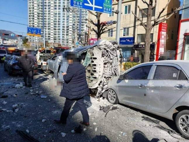 0일 낮 12시 30분쯤 부산 연제구 연산동 홈플러스 5층 주차장에서 택시가 건물 밖 도로로 추락해 신호대기중인 차량 10여대를 덮쳤다. / 사진=부산경찰청