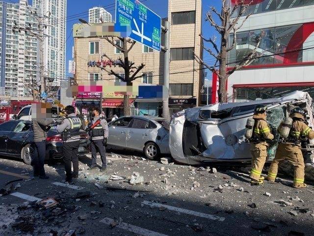 0일 낮 12시 30분쯤 부산 연제구 연산동 홈플러스 5층 주차장에서 택시가 건물 밖 도로로 추락해 신호대기중인 차량 10여대를 덮쳤다. / 사진=부산경찰청