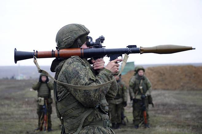 [로스토프=AP/뉴시스] 14일(현지시간) 러시아 남부 로스토프 인근 한 사격장에서 러시아 병사들이 사격 훈련을 하고 있다. 러시아는 이날 우크라이나 국경 인근 로스토프 지역에서 군사훈련을 했다. 최근 몇 주 동안 우크라이나 국경 인근에 러시아가 군병력을 증파했다는 보도가 나오면서 양국 간 긴장이 고조되는 가운데 러시아는 이를 북대서양조약기구(NATO)의 동부 확장 움직임 때문이라며 맞대응하고 있다. 2021.12.15.