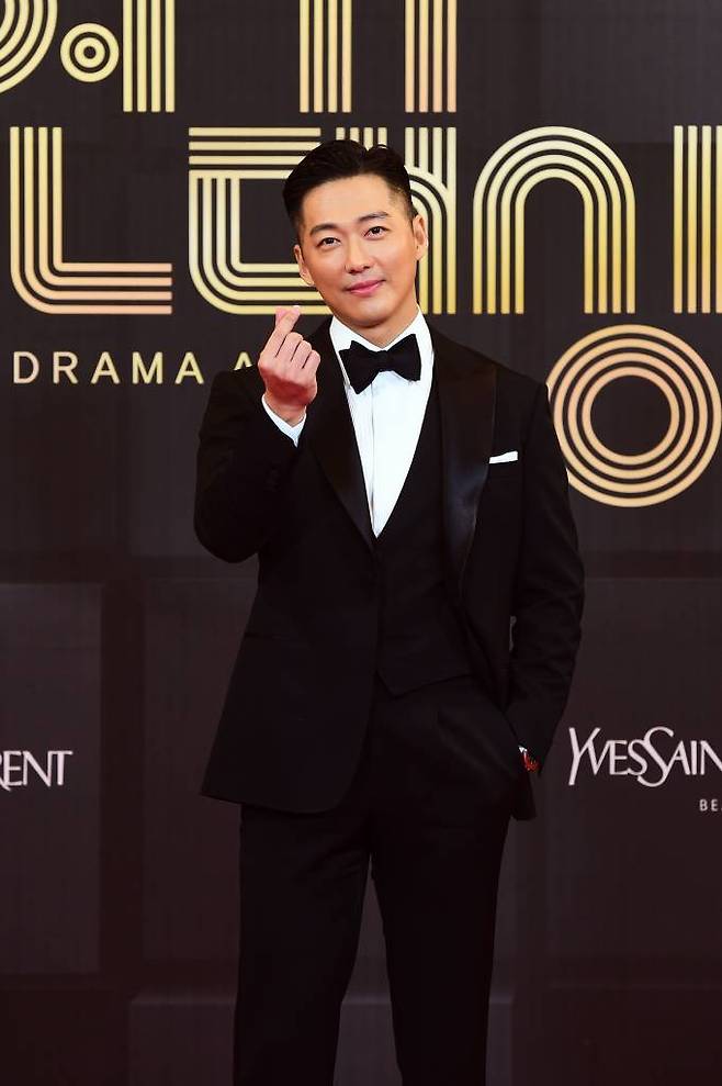 배우 남궁민이 30일 오후 비공개로 진행된 2021 MBC 연기대상 레드카펫 행사에 참석해 포즈를 취하고 있다. /사진제공=MBC 2021.12.30 /사진=이동훈 기자 photoguy@