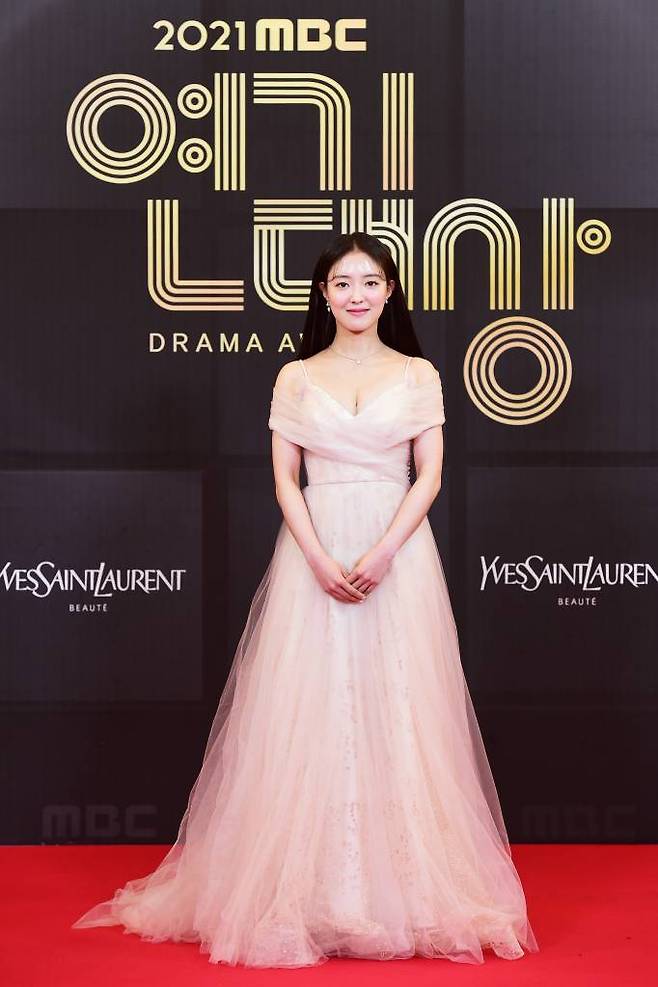 배우 이세영이 30일 오후 비공개로 진행된 2021 MBC 연기대상 레드카펫 행사에 참석해 포즈를 취하고 있다. /사진제공=MBC 2021.12.30 /사진=이동훈 기자 photoguy@