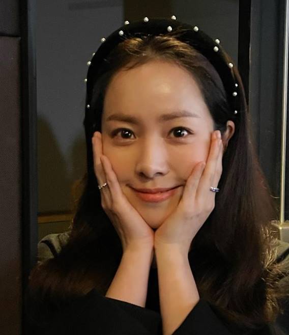 Actor Han Ji-min showed off her beauty.Han Ji-min posted a picture on the 30th instagram with an article entitled Happy! One day.# Happy New Years release! # You can see it in Tving, he added.Han Ji-min, who was in the public photo, showed off her lovely charm with a calyx pose. Han Ji-min, who held a flower doll, attracted attention with a fresh smile.The movie Happy New Year, starring Han Ji-min, depicts the story of people who have visited the Hotel Emrose with their own stories and making their own connections in their own way.You can meet Tving at the theater.PhotoHan Ji-min Instagram