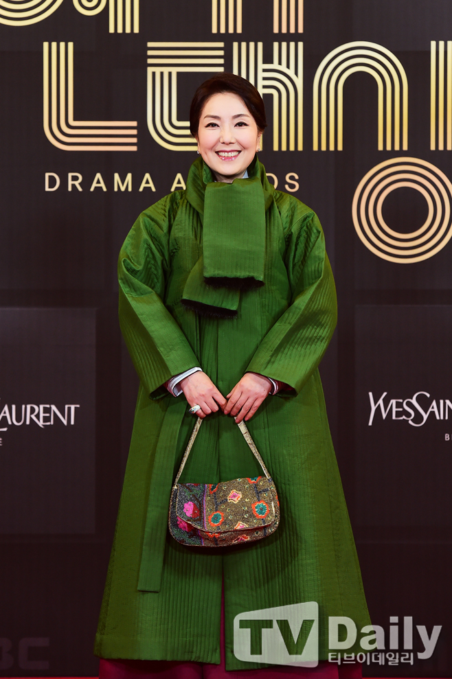 The awards ceremony for the 2021 MBC Acting Grand Prize was held at Sangam MBC in Mapo-gu, Seoul on the evening of the 30th.Lee Hwi-hyang, who attended the red carpet held before the awards ceremony, is posing.Candidates for the 2021 MBC Acting Grand Prize are Nam Jung-min of Black Sun and Lee Jun-ho of Red End of Clothes Retail.2021 MBC Acting Grand Prize was broadcast live from 8:40 pm on the same day, followed by Kim Sung-joo.