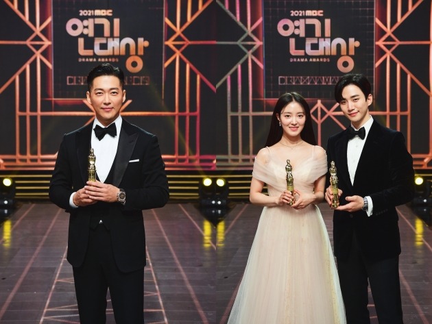 2021 MBC ActingGrand prize was a feast without Red End of Clothes Retail or The Veil.Of the total 17 trophies, clothes sleeve won 8 gold medals and The Veil won 5 gold medals.Except for the two works, MBC was not a hit, so it is expected, but it is not a small award ceremony for the terrestrial year-end awards ceremony.On the afternoon of the 30th, 2021 MBC ActingGrand prize awards ceremony was held at MBC public hall in Sangam-dong, Seoul.Thank you and I love you for being always there for me, he said. I did not forget the love of the model and actor who is openly devoted.Lee Joon-ho and Lee Se-young, who were nominated as winners with Namgoong Min, won the Grand Prize for Best Male and Female, Best Couple, and Lee Duk-hwa won the Achievement Award.Here, Red End of Clothes Retail added the Drama Award of the Year, the Artist Award, the Male Rookie Award, and the Womens Supporting Actor Award.The Veil won five awards, receiving the Womens Excellence Prize, the Womens Rookie of the Year Award, the Male Supporting Actor Award, and the Mens Excellence Award (Möbius).Lee Joon-ho said: The first time I won an award as an Actor was when I received an Excellence Prize for Kims Chief, which was too shaky to enjoy properly.I do not think this moment of receiving the Grand Prize today is a prize to be given, but I think it has been a happy time to be able to overcome myself because I have been working hard. Lee Se-young said, There was a sense of burden and responsibility in the work, whether my role in the work could be well communicated to viewers or could I act properly.I thank the viewers for their joy and sorrow. The two men who received the Best Couple Award also danced for TV viewer ratings 15% pledge My House performance origin.This year, MBC ActingGrand prizes were awarded 17 awards.Among them, only four were not Red End of Clothes and Retail and The Veil: Eom Hyun-kyung, Cha Seo-won (second husband), Kim Hwan-hee (Goals Got), and Lee Sang-yeop (Not Crazy), who won the best male award.Oh! Master, Love Scene Number #, Check the event, Be a rice remained irrelevant.