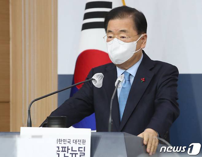 정의용 외교부장관이 29일 서울 종로구 외교부청사에서 내신기자 대상 브리핑을 하고 있다. 2021.12.29/뉴스1 © News1 송원영 기자