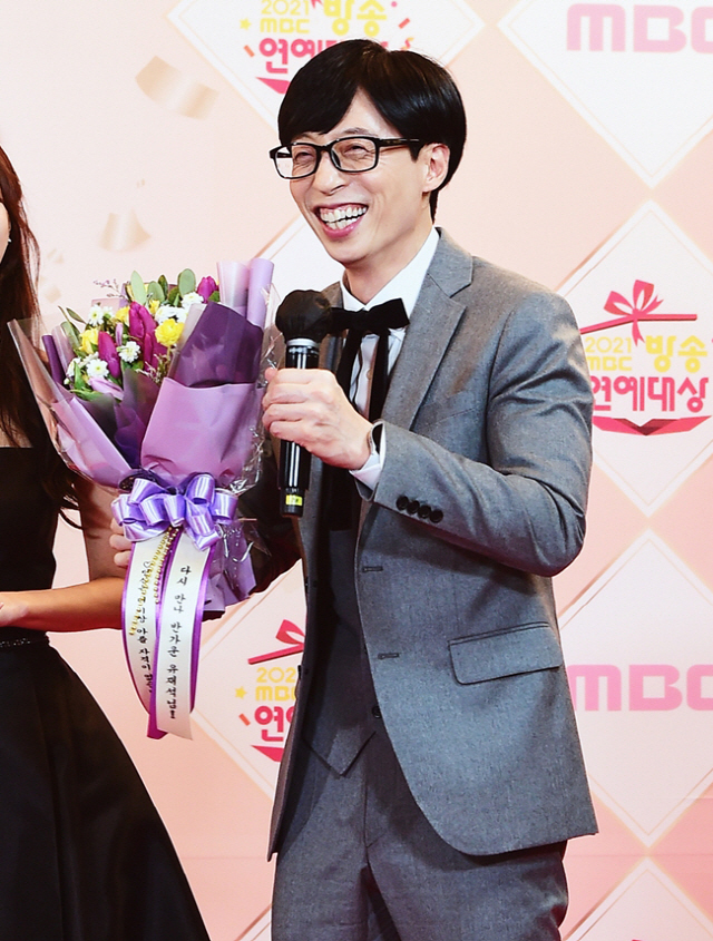 Yoo Jae-Suk, who celebrated his 30th anniversary, once again proved that he is a national MC who has never been there again.Due to the prolonged COVID-19, the broadcasting industry in 2021, as in last year, had a difficult time.With overseas and outdoor shooting entertainment still not easy, the rapid growth of the OTT platform has added to the audiences interest in TV broadcasting programs has fallen sharply.Nevertheless, the popularity of Yoo Jae-Suks programs remained. In the rapidly changing broadcasting trend, Yoo Jae-Suks presence was not shaken.Yoo Jae-Suk, who has been actively utilizing his buccals (view characters) such as miscarriage and chicken oil in MBC What do you do when you play?, which is a one-person entertainment, has played a role as a helper to float team members from this year.With members such as Haha, Lee Mi-joo, Shin Bong-sun, and Jung Jun-ha, he focused on team play with the title What do you do when you play? Yoo Jae-Suk laid a plate on his juniors and colleagues instead of trying to stand out for himself.The new entertainment star born in the edition of Yoo Jae-Suk was Lee Mi-joo, the main character of the MBC Entertainment Award.In the music project, which was active as a main singer by himself, such as the heritage and the buddhist, the heritage was focused on supporting the project ballad group MSG Wannabe as a producer, not a singer.The entertainment program Yu Quiz on the Block, which has become more popular in line with the COVID-19 city, has become a perfect national entertainment on the 2021.The ratings tripled from the first broadcast in 2018 and the explosive growth rate of program sales and ad sales over three years was more than eight times.The number of YouTube views of Uquiz exceeded 200 million views.The popularity of the representative variety Running Man, which has been broadcasted for 11 years now, has remained.According to the OTT platform wave, the analysis of VOD viewing time from January to the end of November this year showed that Running Man was the most watched entertainment.Running Man was also honored with the best program selected by viewers at the SBS Entertainment Awards.Yoo Jae-Suk won the MBC Entertainment Grand Prize for the second consecutive year from January to December for What do you do when you play?Yoo Jae-Suk, who has always been a hot topic with his deep testimony, added, Many people are having a hard time with COVID-19, and the more they do, the more authentic they will have to do.The MBC Broadcasting Entertainment Grand Prize, which Yoo Jae-Suk received this year, recorded an TV viewer ratings of 7.2% (based on two parts), showing the highest TV viewer ratings among the three entertainment companies, proving the publics still interest in Yoo Jae-Suk.Yoo Jae-Suk has not been present at SBS and KBS Entertainment Awards for COVID-19 treatment.Yoo Jae-Suk, who had won his first prize in KBS Happy Together 2 in 2005, has since recorded an unprecedented record of 18 targets until this year.In 2015, MBC, SBS, and two broadcasters won the Grand Prize. In 2013, when they did not receive the Grand Prize, they received the Grand Prize in the Baeksang Arts Grand Prize.He received the Prime Ministers Commendation in 2012 and the Presidential Commendation in 2018.Gallup Korea asked 1,700 people aged 13 and over nationwide from November 5 to 28, and Yoo Jae-Suk won the first place with the overwhelming support of 56.9% as a result of asking two entertainers and comedians who played the most part this year.It is more than three times higher than Kang Ho-dong (15%), who took second place.In this survey, which is released every year, Yoo Jae-Suk has been ranked # 1 for 10 consecutive years since 2012.According to the results for 14 years from 2007, Yoo Jae-Suk kept the top spot except for 2010 and 2011, which ranked second.According to the Gallup survey, Yoo Jae-Suk has received tremendous support from all generations from teenagers to 60s, exceeding 50%.In particular, 61% of the 19- to 29-year-olds support for Yoo Jae-Suk.Considering that Yoo Jae-Suk still receives the support of young generations such as teenagers and 20s even in the situation where new stars are continuing to be born, Yoo Jae-Suks 30th anniversary of his debut is expected to continue.