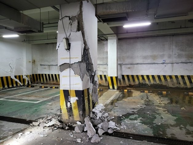 31일 오전 11시 30분께 경기 고양시 일산동구 마두동에 위치한 7층 규모 상가건물에서 지반침하가 발생해 건물이 붕괴 위험에 놓였다. 지하 주차장의 파손된 기둥 모습. © 뉴스1