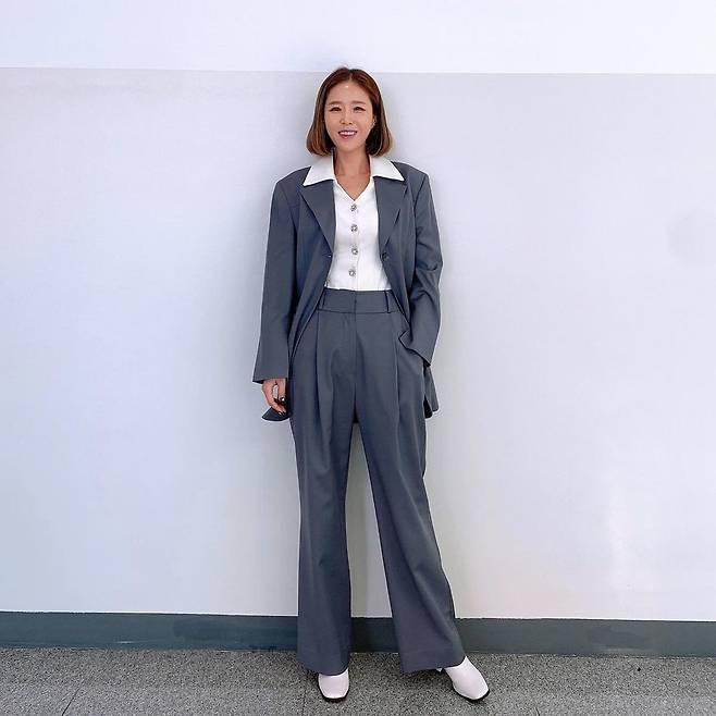 Group Koyote Shin Ji revealed a slim V-line.On December 31, Shin Ji posted a picture on his instagram with an article entitled I do not disappoint you too ~ I ran harder than anyone this year and worked harder ~ I will make more fruitful results next year ~ Whiting ~ .In the open photo, Shin Ji is wearing an overfit suit. His small body and face attract attention.On the other hand, Shin Ji is DJing MBC standard FM Jeong Jun-ha Shin Jis a single bungle show.In the 2021 MBC Broadcasting Entertainment Grand Prize held on the 29th, he won the Radio Rookie Award with Jin-ha.