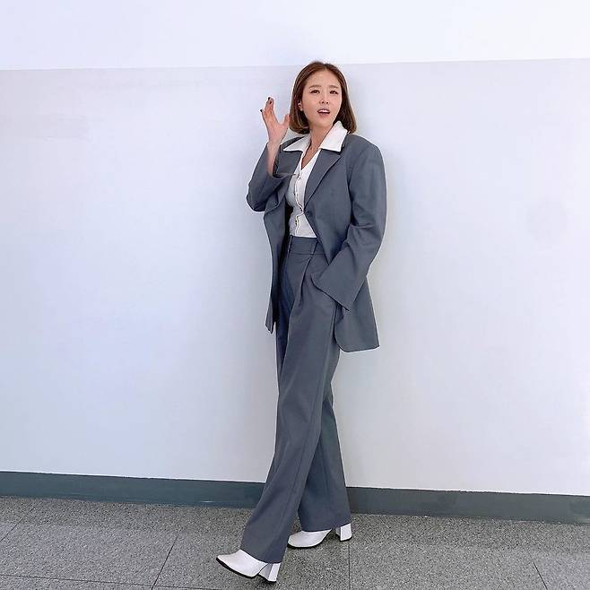 Group Koyote Shin Ji revealed a slim V-line.On December 31, Shin Ji posted a picture on his instagram with an article entitled I do not disappoint you too ~ I ran harder than anyone this year and worked harder ~ I will make more fruitful results next year ~ Whiting ~ .In the open photo, Shin Ji is wearing an overfit suit. His small body and face attract attention.On the other hand, Shin Ji is DJing MBC standard FM Jeong Jun-ha Shin Jis a single bungle show.In the 2021 MBC Broadcasting Entertainment Grand Prize held on the 29th, he won the Radio Rookie Award with Jin-ha.