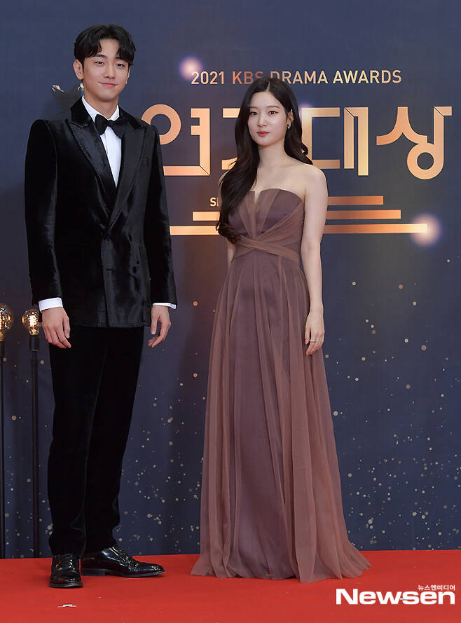 Actors Nam Yoon-su and Chung Chae-yeon Pose on the red carpet of the 2021 KBS Acting Awards, which was held online on the afternoon of December 31 (Photo Provision = KBS)