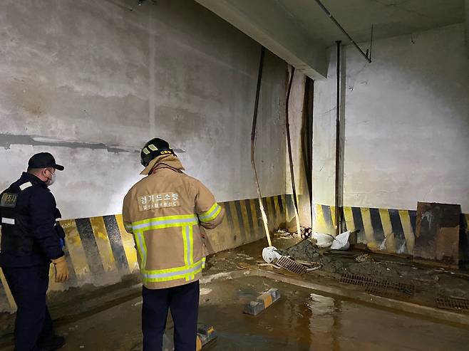 경찰과 소방공무원이 기둥이 파열된 일산 복합건물의 지하를 살펴보고 있다.(고양시 제공)