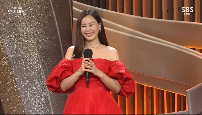 Actor Lee Ha-nui first greeted SBS acting after marriage.Lee Ha-nui Lee Je-hoon Kim So-yeon was on stage while the 2021 SBS Acting Grand Prize was held at the Prism Tower in Sangam-dong, Mapo-gu, Seoul on the afternoon of the 31st.Wonder Woman Lee Ha-nui, Pempet Taxi Lee Je-hoon and Kim So-yeon took the stage as the target candidates.Song Hye-kyo of I am breaking up now, which was mentioned as a candidate for the target candidate, did not show up.In particular, Lee Ha-nui was on the live broadcast stage for the first time after posting a surprise marriage ceremony with his boyfriend, a funny Korean worker, on the 21st after the end of Wonder Woman.Lee Ha-nui, who took the stage in a red dress, said: It is an honor to be a candidate for the grand prize itself as an Actor, and I think its an honor to be all if I cant even win a prize.I am grateful that the audience who loved me was the candidate. He said when MC Shin Dong-yup recently congratulated marriage, I think I was so surprised, after the drama, it happened.Thank you for all the people who congratulated me. The 2021 SBS Acting Grand Prize, which summarizes SBSs drama this year, was held as a society of Shin Dong-yup and Actor Kim Yoo-jung.The awards ceremony was held indifferently, in compliance with the anti-virus rules.
