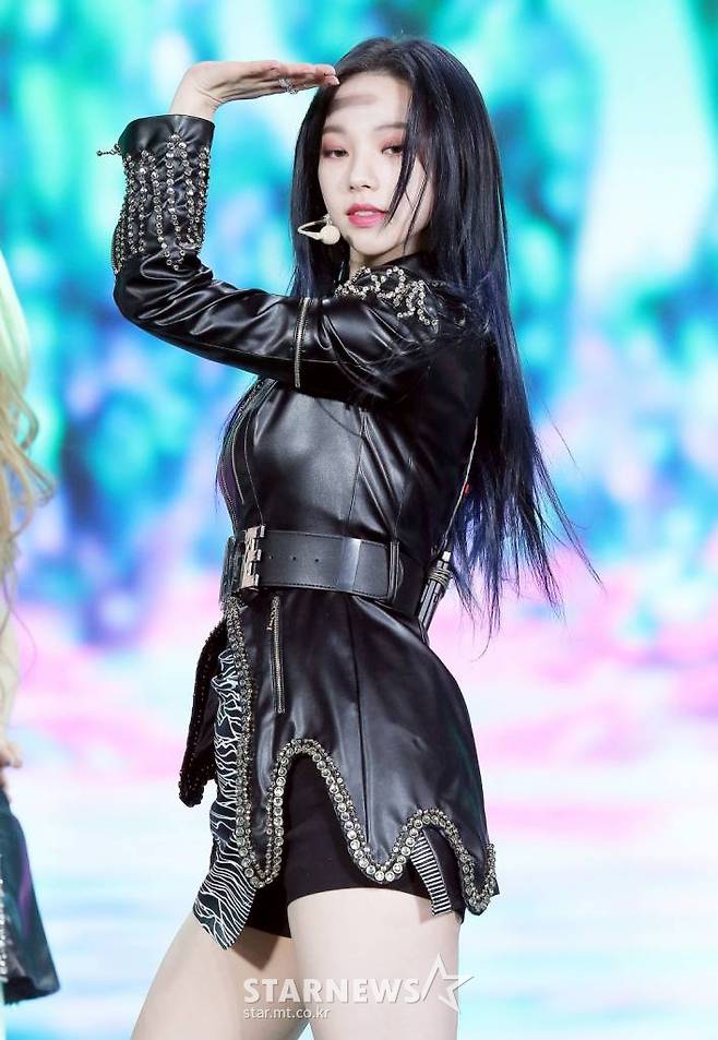 걸그룹 에스파(aespa) 카리나가 2일 오후 중계된 2021 Asia Artist Awards(2021 아시아 아티스트 어워즈, 2021 AAA) 시상식에서 멋진 무대를 선보이고 있다. 스타뉴스가 주최하고 AAA 조직위원회가 주관하는 AAA는 어디에서도 보지 못했던 새로운 무대를 선보이며 전 세계 팬들의 눈과 귀를 사로잡아 명실상부 NO.1 글로벌 시상식으로 거듭났다. /사진=AAA 기자 star@