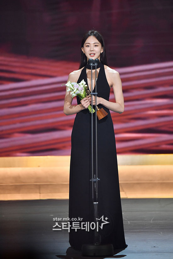 Actor Keum Sae-rok is giving a speech at the awards ceremony of 2021 KBS Acting Grand Prize held at KBS in Yeouido, Seoul on the afternoon of the 31st.