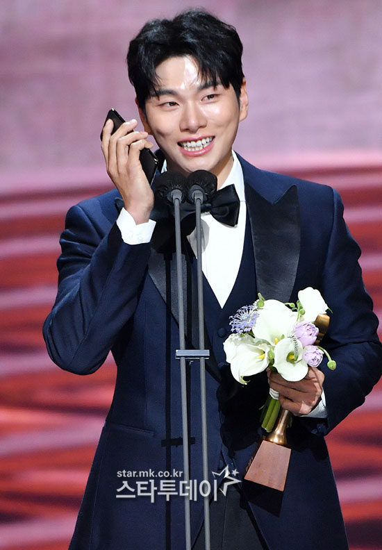 Actor Lee Yi-kyung is speaking about the awards at the 2021 KBS Acting Awards ceremony held at KBS, Yeouido, Seoul on the afternoon of the 31st.