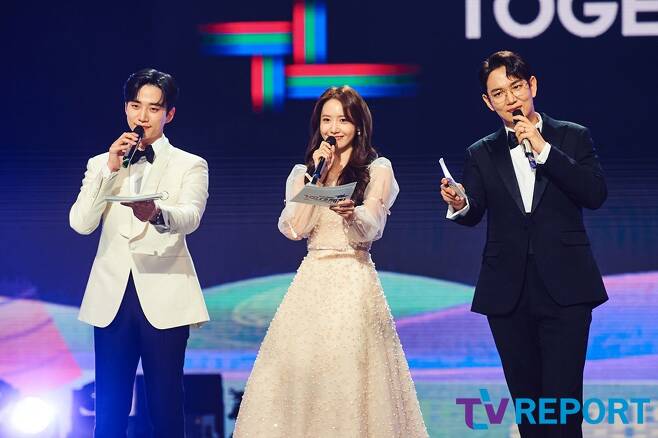 Group 2pm Junho, Girls Generation Im Yoon-ah, and broadcaster Jang Sung-kyu are in charge of MC at 2021 MBC Song Festival held at MBC Dream Center in Ilsan, Gyeonggi Province on the afternoon of the 31st.