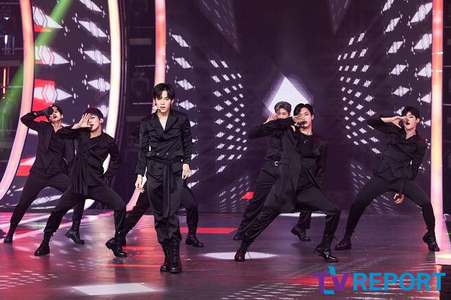 Group tan (TAN) is performing a great stage at 2021 MBC Song Festival held at MBC Dream Center in Ilsan, Gyeonggi Province on the afternoon of the 31st.