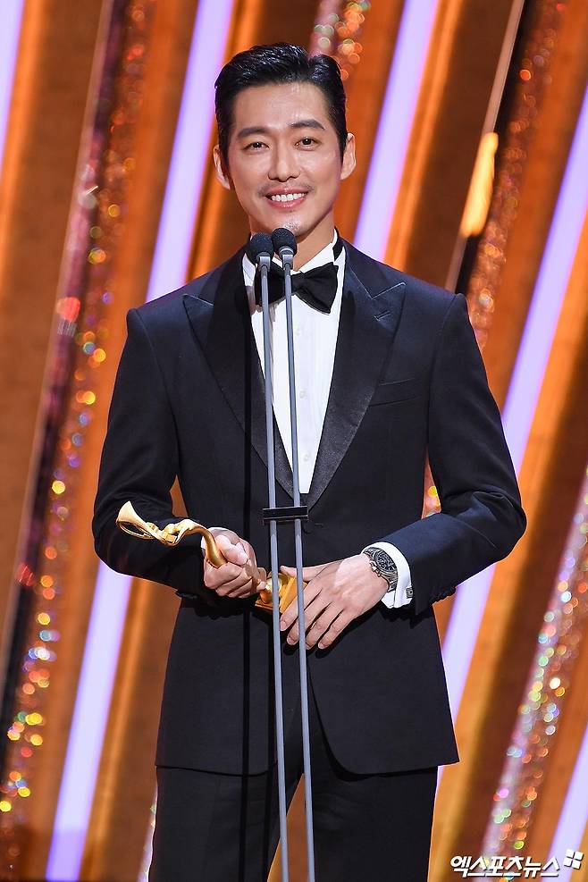 Namgoong Min won the Grand Prize trophy at the 2021 MBC Acting Grand Prize held on the 30th.Namgoong Min led the popularity of MBC drama, which did not achieve much through the drama Black Sun which ended in October.Namgoong Min also named the couple Jin A-reum, who has been in love for seven years.Namgoong Min expressed affection, saying, Beautiful, thank you and love for being around me all the time.Namgoong Min consistently called Jin A-reums name in previous awards as well.In particular, Namgoong Min received his first Grand prize a year ago as a drama Stobrig in 2020 SBS Acting Grand Prize.At the time, Namgoong Min said, I am so grateful and loving for my love for my long time.In this romantic award testimony, there is also interest in the love story of Namgoong Min and Jin A-reum couple.The pair admitted they were in love in February 2016; the pair, who co-starred in the short film Light My Pie, developed into a couple on this occasion.At the time, the agency said, The date of the relationship is about seven months. Since we acknowledged it in early 2016, we have met since the summer of 2015.They also showed their hearts about each other on the air.Jin A-reum, who appeared on KBS 2TV Happy Together in 2019, said of his first meeting with Namgoong Min, I appeared in a movie directed by my brother, he said.I felt like I had a lot of personal questions such as Do you have a boyfriend and What is your brothers relationship?I was not interested at all, but I was burdened. But I continued to apply for after-sales, he added. I opened my mind to honest and pure.KBS 2TV Shin Sang-sung, which was broadcast in August, boasted of his affection.Jin A-reum said that the secret of longevity love with Namgoong Min is love and consideration and that Namgoong Min boiled seaweed soup.There is a lot of interest and support for the Namgoong Min and Jin A-reum couple who have been devoted to each other for a long time.Photo: MBC, DB, SBS, KBS 2TV broadcast screen