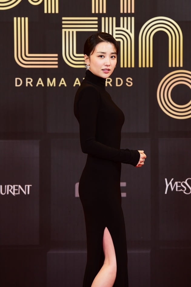 The drama was over, but The Get Out Tag remained: Park Ha-sun, who was criticized for over-styled and awkward acting tone at the time of the Black Sun broadcast and suddenly left after six episodes.Even though he repeatedly announced that he had decided to appear from the beginning, he was summoned again from the 2021 MBC Acting Grand Prize and received a mischievous question about whether the deposit was less.Park Ha-sun attended the 2021 MBC Acting Grand Prize held at MBC Public Hall in Sangam-dong, Seoul on the 30th.MBC drama is expected to sweep two works before the awards ceremony because there is no drama that has achieved such a record except Black Sun and Red End of Clothes Retail this year.The results were as expected: Of the total 17 trophies, eight were Red End of Clothes Retail and five were Black Sun.Above all, Namgoong Min, the male protagonist of the Black Sun, received many congratulations, but Park Ha-sun, the female protagonist of the Black Sun, was irrelevant.Kim Ji-eun, who was the main character of the sub-woman, won the Womens New Artist Award, Jang Young-nam won the Womens Excellence Award, and Jung Moon-sung, who was in the Black Sun spin-off Moebius: Black Sun, won the Single-act Male Excellence Award.The Grand Prize trophy, which Park Ha-sun was nominated for, went to Lee Se-young, a brown-sleeve red end.Park Ha-sun starred in Black Sun from the first to the sixth, and also played a weighty lead role throughout the fourth episode in Moebius: The Black Sun.However, Park Ha-sun did not receive the award, and MBC seems to be conscious of the controversy over acting power that was revealed at the time of broadcasting.However, this controversy continued again at the end of the year. Before the 2021 MBC Acting Grand Prize, MC Kim Sung-joo told Park Ha-sun, I wanted to ask this question.It disappeared in six episodes. So there was this reaction among the netizens. Is not the deposit only six times? Many people were sorry, but what happened?Park Ha-sun said, The deposit was received from the beginning to Hanako to Anne, which was planned from the beginning.Asked why he decided to appear, he said, I was not afraid to die.I thought it would be attractive even if I did not come out to the end, and I chose Hanako to Anne as a new attempt to be very funny. In fact, these questions and answers are not conversations to be shared at the end of the year.It may not be courtesy to Actor to ask again why the drama was already explained at the festivals artisan awards ceremony to finish and celebrate the year.Park Ha-sun also seemed to be conscious of such an eye, saying, I really came to applaud and congratulate Mr. Namgoong Min and Mr. Kim Ji-eun today.As he said, Park Ha-sun congratulated and applauded with a more happy face than anyone else every time the Black Sun Actors won.Park Ha-sun, who meets viewers again through Kakao TV Doing the 2 on January 8th, is paying attention to whether the former burden will be able to be recognized by the public again.