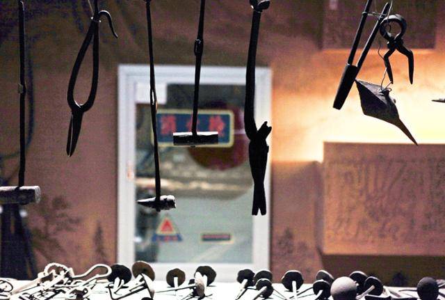 노반기념관의 공구가 놓인 철공소 장면. Ⓒ최종명