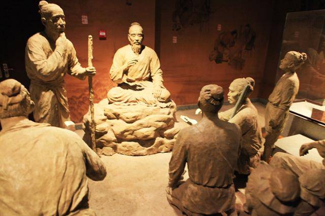 노반기념관에 노반이 제자들과 상의하는 모습을 재현해 놓았다. Ⓒ최종명