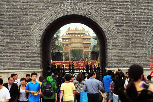 타이얼좡 고성 서문으로 건륭제의 '천하제일장' 패방이 보인다. Ⓒ최종명