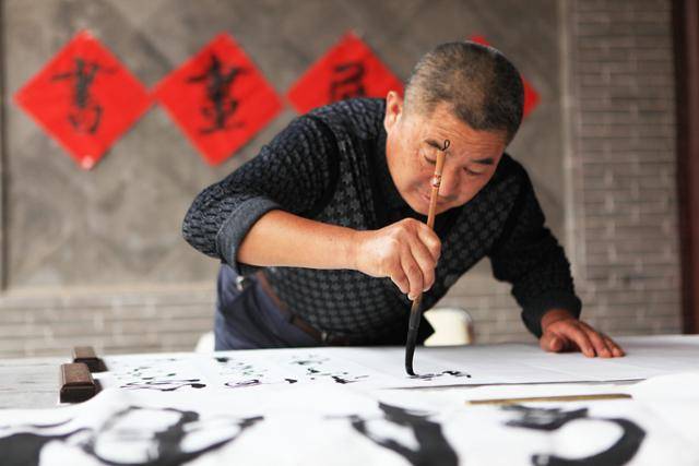 타이얼좡 고성에서 현장 붓글씨를 시연하는 서예가. Ⓒ최종명