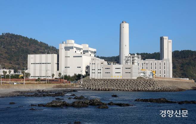 제주도 서귀포시 안덕면에 위치한 ‘남제주화력발전소’의 모습이다. 남제주화력발전소 내부에 위치한 복합화력발전소(LNG)는 제주가 탄소없는섬 정책을 선언한 2012년 이후에 준공됐다. 권도현 기자