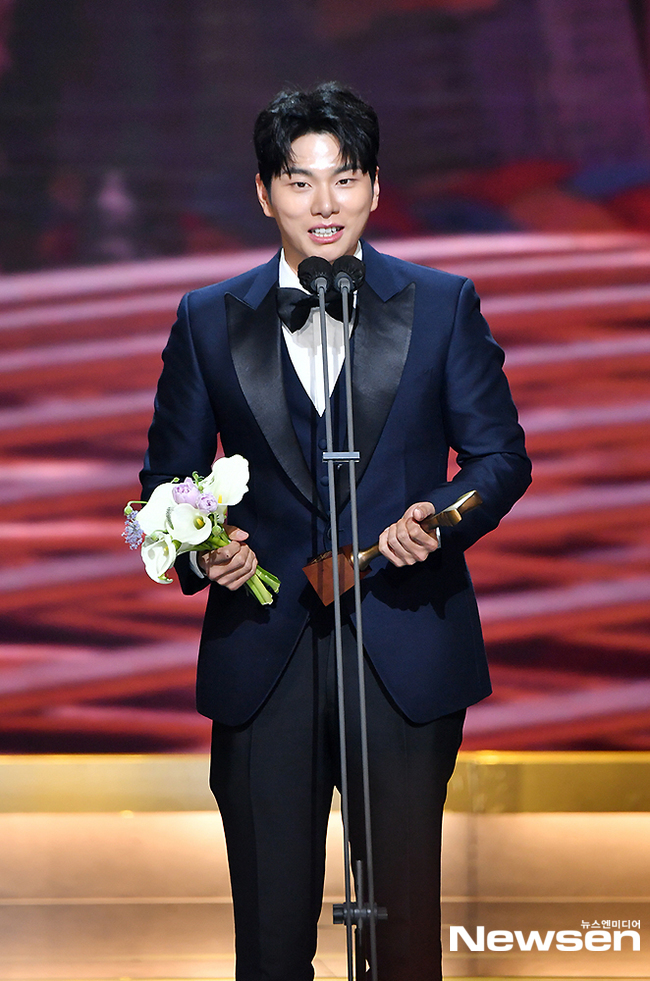 Lee Yi-kyung attracted attention with his unusual award testimony at the awards ceremony, which was only their own feast and yawning.Lee Yi-kyung won the Best Supporting Actor Award at the 2021 KBS Acting Grand Prize held on December 31st.Lee Yi-kyung played the role of Park Chun-sam, the body of Sung I-gyeom (Kim Myung-soo), in the drama Amhaengjaesa: A Secret Investigation Team, which was broadcast in December 2020 and ended in February 2021, and delightfully digested a talkative, calm and tearful pure young man.Lee Yi-kyung, who was on stage after the long award testimony of Choi Dae-chul, who co-winnered the Best Supporting Actor award for the weekend drama OK Photon, said, I was only giving the prize for 10 years and I did not know I would receive it.Lee Yi-kyung, who made the call, was surprised to say Baby! To the other side in a clear voice.But it turned out that the main character of this baby was the mother, and Lee Yi-kyungs mother said, I am watching the broadcast now. He said, Be an actor who gives many people pleasure.This impression of the previous award made a deep impression on many people who attended the awards ceremony.Cha Tae-hyun, who won the Grand Prize for the drama Police Class, said, I was shocked to see peoples feelings of winning the award. He said, I can not beat Lee Yi-kyungs phone calls.In an individual interview, Lee Yi-kyung was asked, Do you usually say baby to your mother? And said, I do not do it normally.However, I like to make the day special by giving flowers to my mother on an ordinary day. He revealed the aspect of Hyoja, who would not be able to do it anymore. He said, I do not think my mother is normal. He said, I like Tikitaka with my mother. ▲ Grand Prize = Ji Hyo ▲ Grand Prize = Cha Tae-hyun and Lee Do-hyun ▲ Womens Grand Prize = Kim So-hyun and Park Eun-bin ▲ Mini Series Male Excellence Prize = Kim Min-jae and Jung Yong Hwa ▲ Mini Series Female Excellence Prize = Gomin City and Kwon Nara ▲ Japan Drama Male Excellence Prize ▲ Ildrama Womens Excellence Award = Lee Hyun, Hangam ▲ Long-length Drama Mens Excellence Award = Yoon Ju-sang ▲ Long-length Drama Womens Excellence Award = Hong Eun-hee and Park Ha-na ▲ Nam Woo Supporting Actor = Choi Dae-chul and Lee Yi-kyung ▲ Best Supporting Actress = Gold New Rock and Ham Eun-jung ▲ New South Actor = Kim Yo-han and Nine Woo and Roone New Actress: Park Gyoo-yeong and Lee Se-hee and Jung Su-jeong; Male Youth Acting Award; Seo Woo-jin and Joe Hee; Female Youth Acting Award; Ire and Choi Myung-bin; Best Couple Award; Kim So-hyun; Ninewoo and Kim Yo-han; and Lee Hyun and Kim Min-jae - Park Gy Oo-yong and Cha Tae-hyun - Jin Young and Lee Do-hyun - Ko Min Si and Park Eun-bin - Roon and Ji Hyun Woo - Lee Se-hee ▲ Drama Special TV Cinema Award = Park Sung Hoon and Jeon So Min and Kim Sae Ron ▲ Artist Award = Kim Sa Kyung