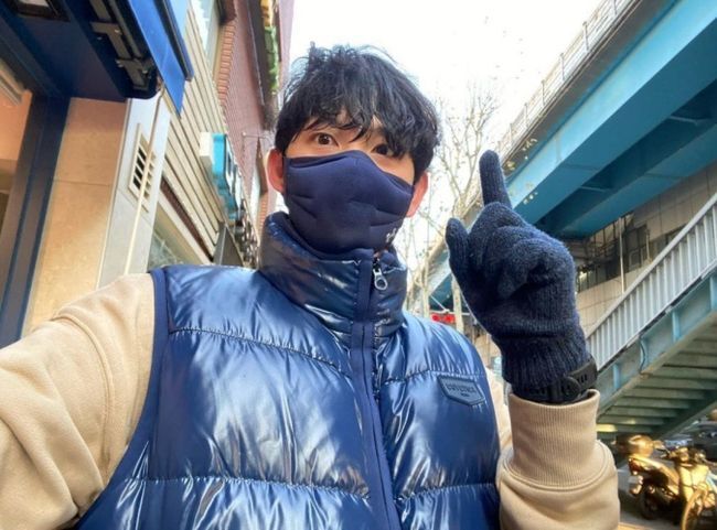 Actor Siwan left witty New Year greetingsSiwan posted a picture on the SNS on the morning of the 1st, saying, My head is a mess but happy new year.Siwan, in the photo, looked at the camera with his fingers making one, and guessed his situation when his hair was blown by the wind and stopped running.Siwan is an Actor from the Boy Group empire, who is set to make an anime theater comeback with MBCs new gilt drama T Speed Racer.T Speed ​​Racer is a fun tracking activity that depicts the activities of a strong man who has rolled into the tax office, which is called Grabbit Hachijang, which is a scary place for someone than a plate inspection.In addition to Siwan, Actor Goaseong, Park Yong-woo and Son Hyun-joo will appear; it will be broadcast first at 9:50 p.m. on the 7th, following Red End of Clothes Retail.Siwan SNS.