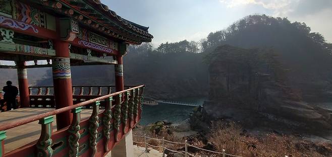 철원9경의 하나인 고석정은 한탄강 중류에 외롭게 서 있는 고석(孤石)과 정자, 그 일대의 현무암 계곡을 말한다. 인근에 놓인 물윗길을 따라 주변 풍광을 즐길 수 있다.