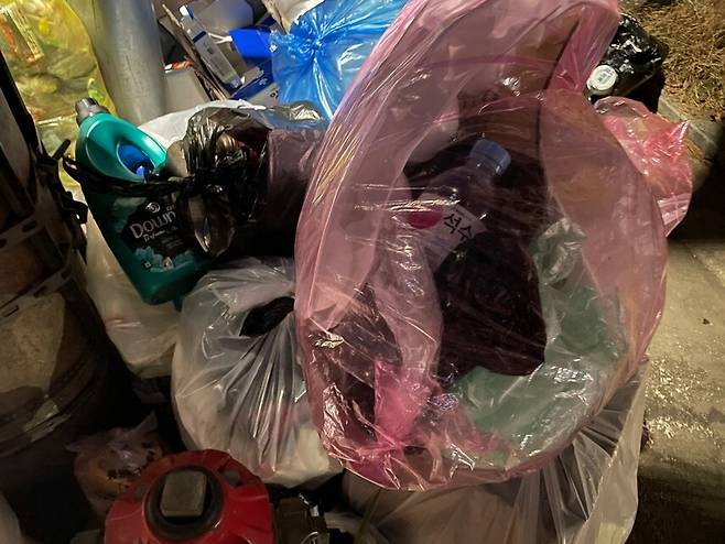 지난달 30일 서울 은평구 주택가에 버려진 쓰레기들. 투명페트병이 다른 비닐과 함께 담겨있다. 김민제 기자