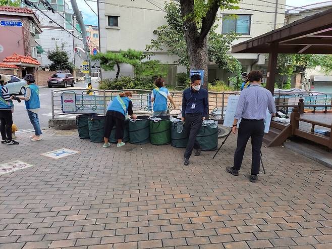 지난 9월 서울 은평구의 주택가 재활용 거점시설인 ‘그린 모아모아’ 현장. 주택 주민들은 이곳에서 투명페트병 등 쓰레기를 분리배출할 수 있다. 환경부 제공