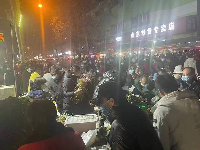 도시 봉쇄 하루 전 물건 사재기에 나선 시안 시민들 (출처:웨이보)