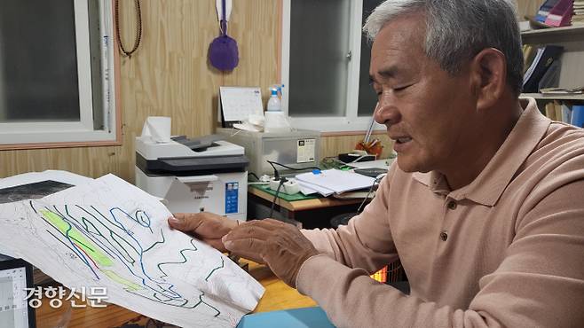 경북 영양에서 재래닭 농가를 운영하는 이몽희 닭실재래닭연구소 대표가 농장 도면을 들고 사업 모델을 설명하고 있다. 김원진 기자