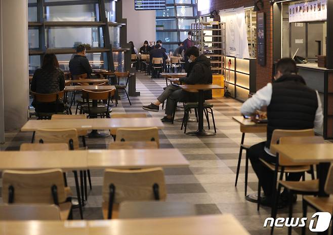 2021년 12월20일 서울의 한 식당가에서 시민들이 혼밥 식사를 하고 있다. 사회적 거리두기 강화에 따라 백신 미접종자는 식당과 카페 등을 1인 단독으로만 이용할 수 있다.© News1 신웅수 기자