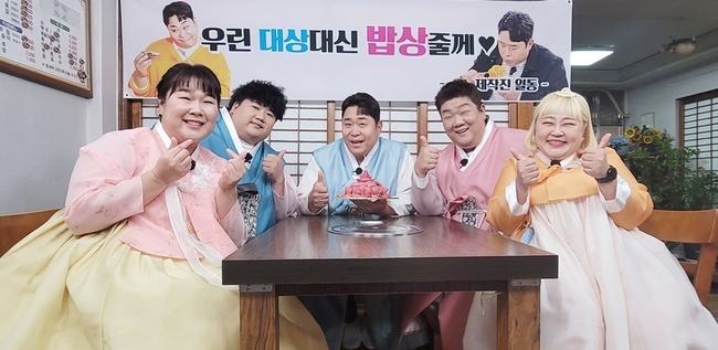 Delicious Guys gave Fat Fives New Years greetingsChannel IHQ entertainment program Delicious Guys released a figure of Fat 5 (Yu Minsang, Kim Min-kyung, Mun Se-yun, Hong Yoon-hwa and Kim Tae-won) in Hanbok on January 3.In the photo, there is a picture of a fat 5 wearing a hanbok in 2022.Mun Se-yuns smile and Yu Minsang, Kim Min-kyung, Hong Yoon Hwa and Kim Tae-wons Thumb pose make the viewers happy.Especially, on the head of the fat 5, there is a banner saying We will give you Man in the Kitchen instead of the target.This is a surprise event organized by the production team of Delicious Guys to celebrate Mun Se-yuns 2021 KBS Entertainment Grand Prize, and it is the back door that the fat 4 also made the recording scene warm.Delicious Guys production team given Man in the Kitchen in celebration to the big prize winner Mun Se-yun.Fat 4 also showed off their sticky loyalty, he said. I will do my best to become more delicious eaters in 2022.I hope you will be happy for the new year, and I would like to ask for your interest and support for the new fat 5. 