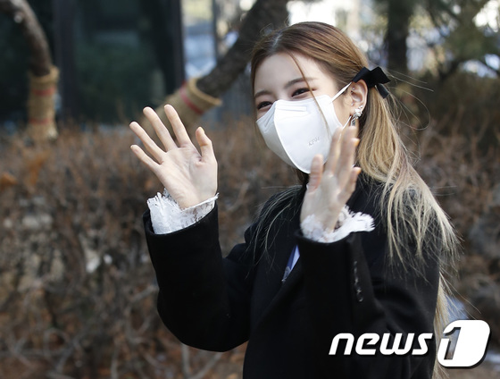 Seoul=) = ITZY Lia greets her as she enters the broadcasting station for the recording of Yoo Hee-yeols Sketchbook, which will be held at KBS in Yeouido, Yeongdeungpo-gu, Seoul on the afternoon of the 4th.2022.1.4