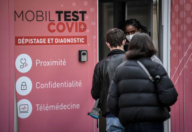 지난달 23일 프랑스 수도 파리의 신종 코로나바이러스 감염증(코로나19) 이동 검사소에서 시민들이 검사를 받기 위해 차례를 기다리고 있다. 파리=AFP 연합뉴스